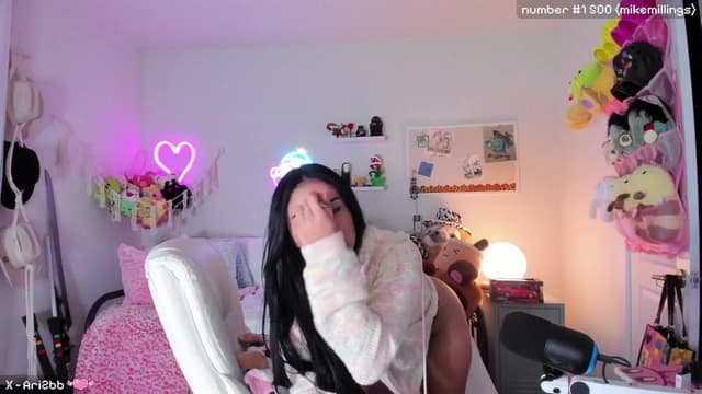 Gallery image thumbnail from Ari2b's myfreecams stream on, 10/21/2024, 06:24 image 12 of 20