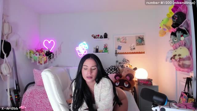 Gallery image thumbnail from Ari2b's myfreecams stream on, 10/21/2024, 06:24 image 16 of 20