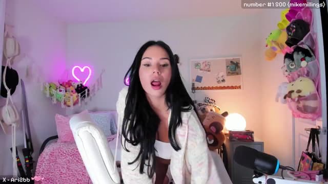 Gallery image thumbnail from Ari2b's myfreecams stream on, 10/21/2024, 06:24 image 14 of 20