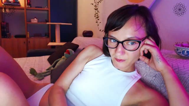Gallery image thumbnail from Beth_'s myfreecams stream on, 07/27/2024, 21:36 image 19 of 20
