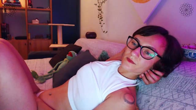 Gallery image thumbnail from Beth_'s myfreecams stream on, 07/27/2024, 21:36 image 18 of 20