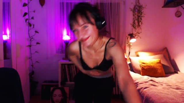 Gallery image thumbnail from Beth_'s myfreecams stream on, 02/26/2025, 24:27 image 19 of 20