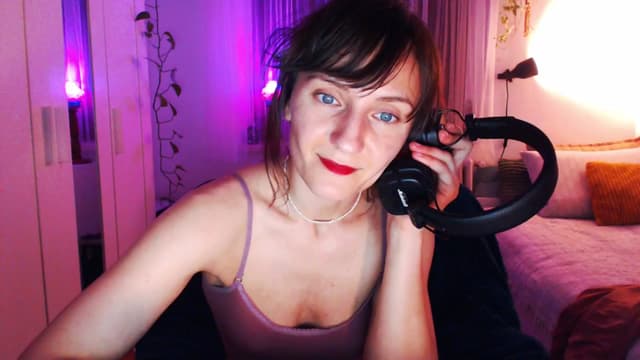 Gallery image thumbnail from Beth_'s myfreecams stream on, 04/13/2025, 18:33 image 10 of 20