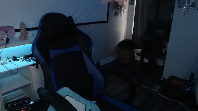 Gallery image thumbnail from Blov3's myfreecams stream on, 04/25/2025, 13:06 image 18 of 20