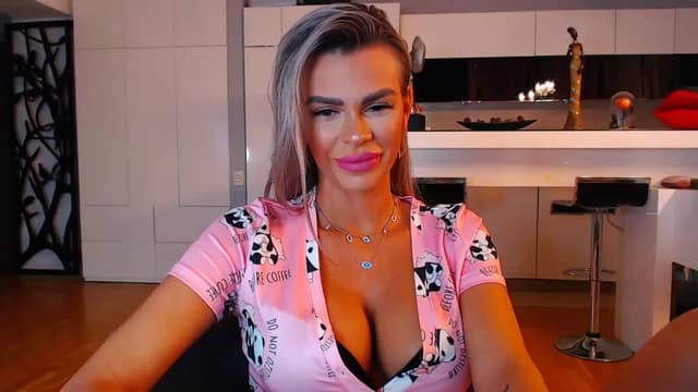 Gallery image thumbnail from D_y_y's myfreecams stream on, 12/08/2022, 01:58 image 14 of 20