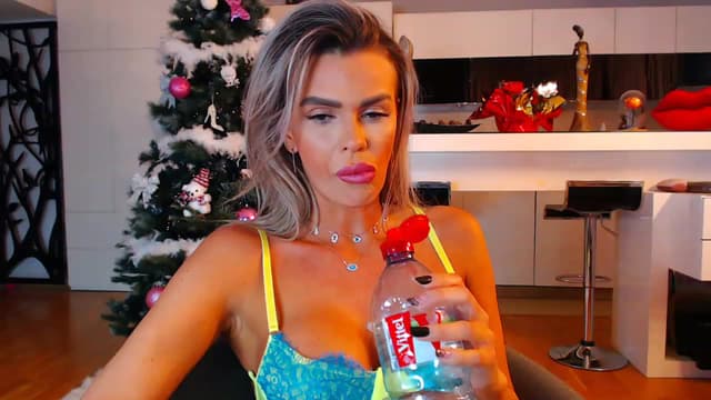 Gallery image thumbnail from D_y_y's myfreecams stream on, 12/15/2022, 03:45 image 16 of 20