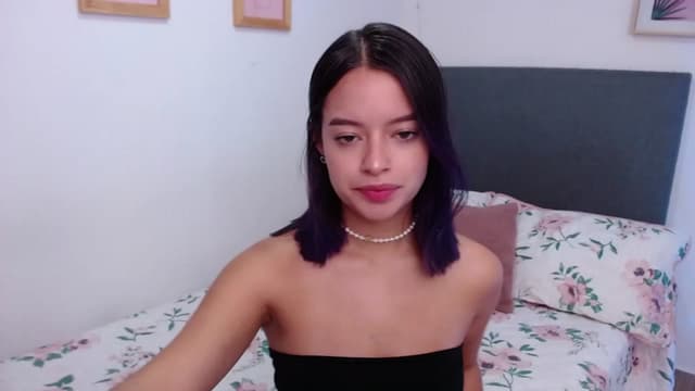 Gallery image thumbnail from Elzee's myfreecams stream on, 12/05/2022, 07:55 image 13 of 20