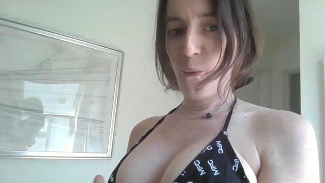 Gallery image thumbnail from EmmalineLime's myfreecams stream on, 04/25/2024, 20:23 image 17 of 20