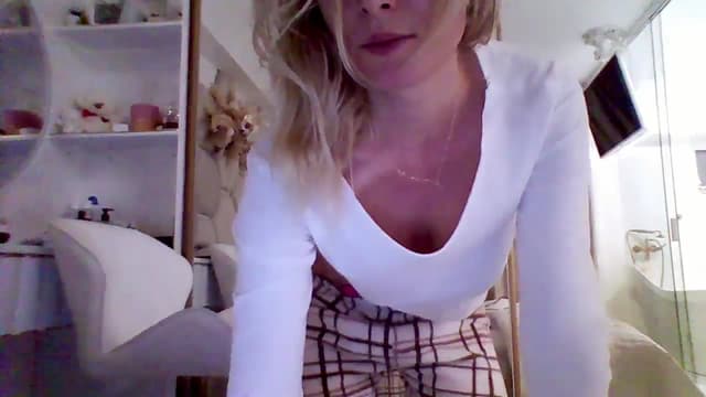 Gallery image thumbnail from Isa__'s myfreecams stream on, 11/24/2023, 20:15 image 11 of 20