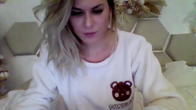 Gallery image thumbnail from Isa__'s myfreecams stream on, 12/03/2023, 22:35 image 1 of 20
