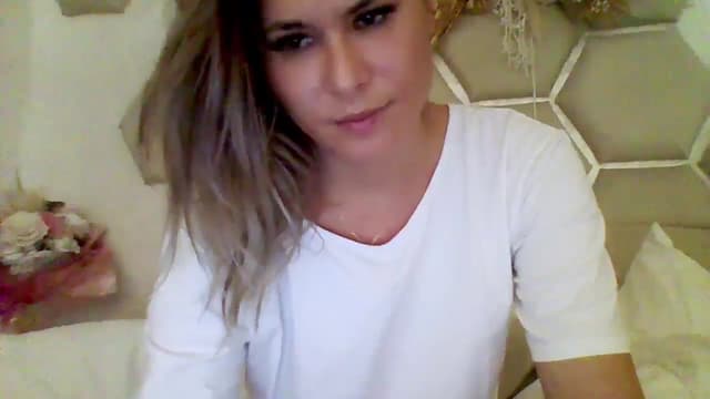 Gallery image thumbnail from Isa__'s myfreecams stream on, 09/19/2024, 17:23 image 15 of 20