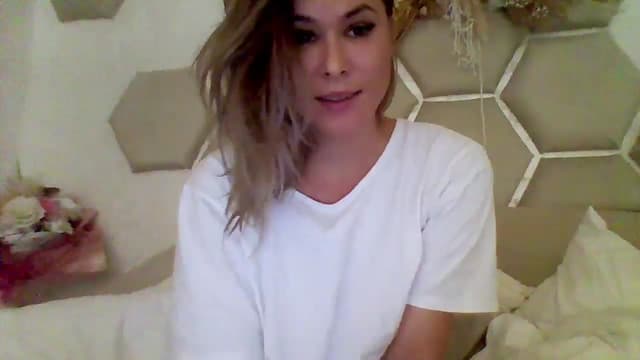 Gallery image thumbnail from Isa__'s myfreecams stream on, 09/19/2024, 17:23 image 14 of 20