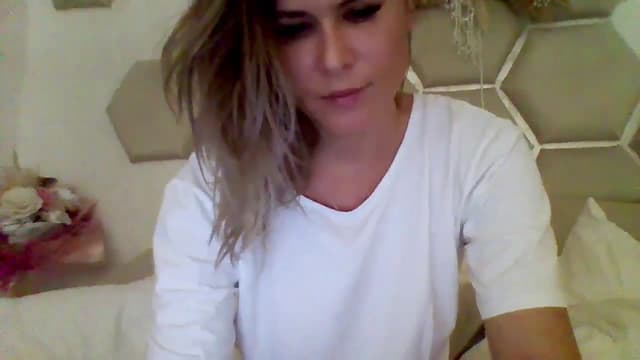 Gallery image thumbnail from Isa__'s myfreecams stream on, 09/19/2024, 17:23 image 12 of 20