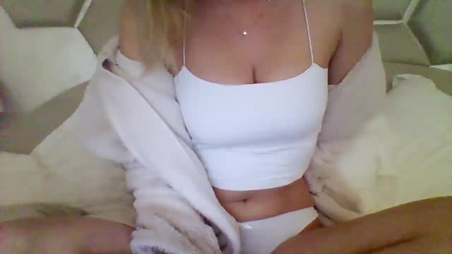 Gallery image thumbnail from Isa__'s myfreecams stream on, 11/27/2024, 12:23 image 7 of 20