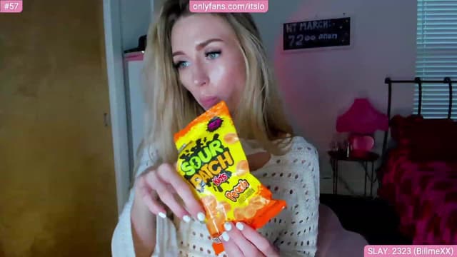 Gallery image thumbnail from ItsLo's myfreecams stream on, 03/02/2023, 22:32 image 3 of 20