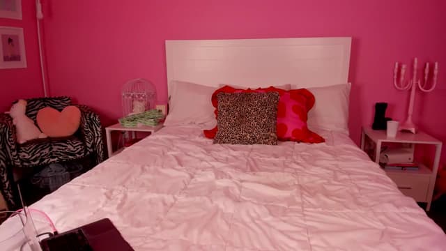 Gallery image thumbnail from ItsLo's myfreecams stream on, 08/04/2024, 05:38 image 15 of 20