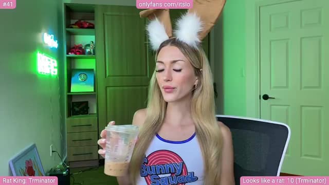 Gallery image thumbnail from ItsLo's myfreecams stream on, 10/20/2024, 19:21 image 3 of 20