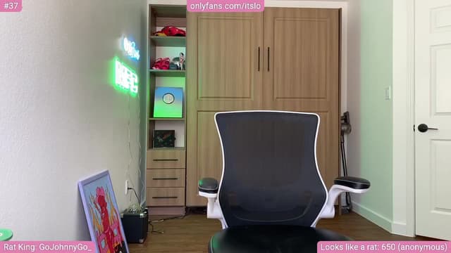 Gallery image thumbnail from ItsLo's myfreecams stream on, 10/20/2024, 21:29 image 4 of 20