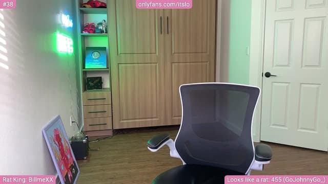 Gallery image thumbnail from ItsLo's myfreecams stream on, 10/29/2024, 23:14 image 16 of 20