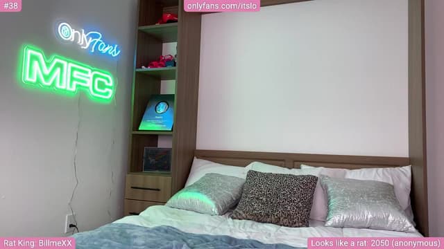 Gallery image thumbnail from ItsLo's myfreecams stream on, 10/31/2024, 23:50 image 15 of 20