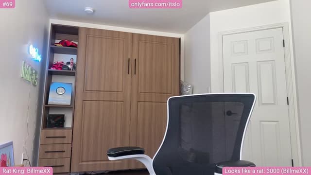 Gallery image thumbnail from ItsLo's myfreecams stream on, 11/21/2024, 22:04 image 17 of 20