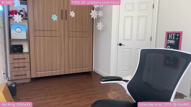 Gallery image thumbnail from ItsLo's myfreecams stream on, 01/06/2025, 23:31 image 7 of 20