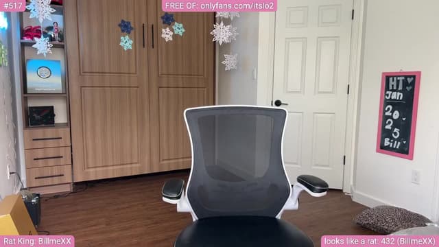 Gallery image thumbnail from ItsLo's myfreecams stream on, 01/07/2025, 19:37 image 18 of 20