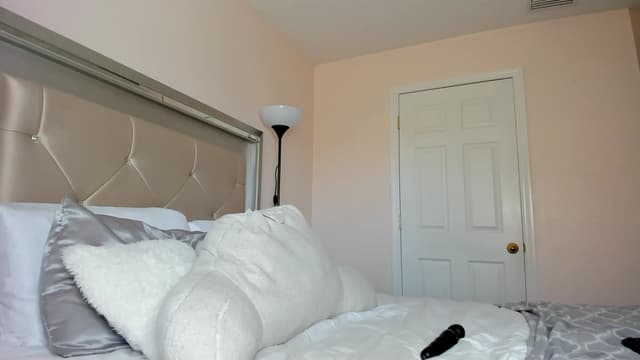Gallery image thumbnail from Kiera's myfreecams stream on, 12/08/2023, 16:55 image 6 of 20