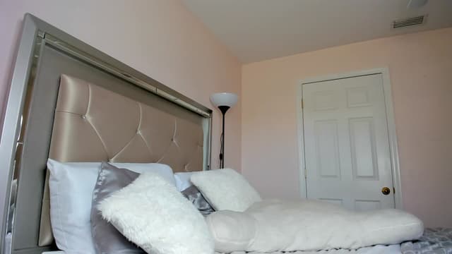 Gallery image thumbnail from Kiera's myfreecams stream on, 12/08/2023, 18:34 image 16 of 20