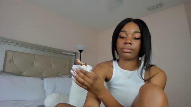 Gallery image thumbnail from Kiera's myfreecams stream on, 02/08/2024, 18:07 image 11 of 20