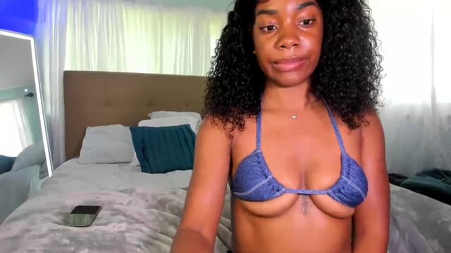 Gallery image thumbnail from Kiera's myfreecams stream on, 09/22/2024, 17:11 image 6 of 20