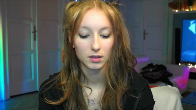 Gallery image thumbnail from Kira9's myfreecams stream on, 10/03/2025, 20:19 image 14 of 20