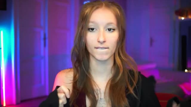 Gallery image thumbnail from Kira9's myfreecams stream on, 10/04/2025, 19:48 image 12 of 20
