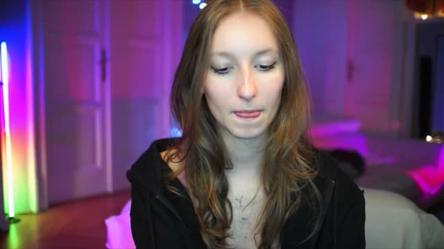 Gallery image thumbnail from Kira9's myfreecams stream on, 10/05/2025, 17:30 image 18 of 20