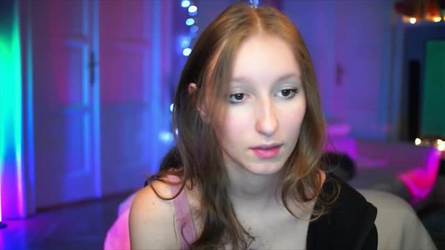Gallery image thumbnail from Kira9's myfreecams stream on, 10/05/2025, 20:44 image 4 of 20