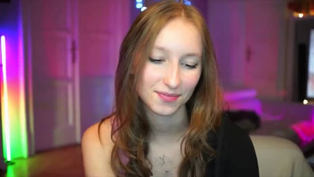 Gallery image thumbnail from Kira9's myfreecams stream on, 10/05/2025, 20:44 image 14 of 20
