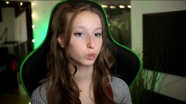 Gallery image thumbnail from Kira9's myfreecams stream on, 11/14/2025, 16:12 image 4 of 20