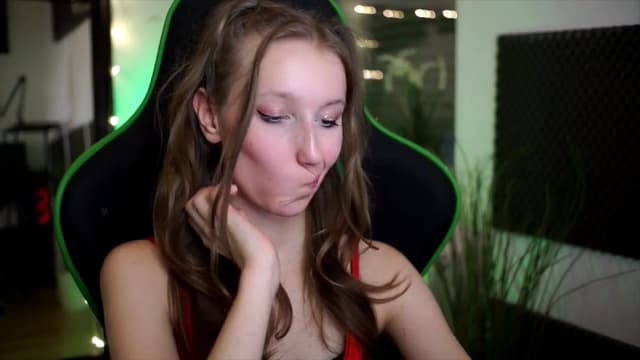 Gallery image thumbnail from Kira9's myfreecams stream on, 11/16/2025, 20:31 image 18 of 20