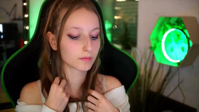 Gallery image thumbnail from Kira9's myfreecams stream on, 11/20/2025, 21:49 image 16 of 20