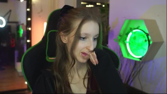 Gallery image thumbnail from Kira9's myfreecams stream on, 12/13/2025, 22:23 image 14 of 20