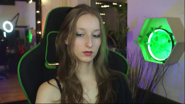 Gallery image thumbnail from Kira9's myfreecams stream on, 12/13/2025, 22:23 image 17 of 20