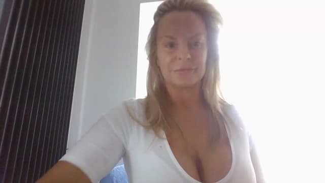 Gallery image thumbnail from Klo35's myfreecams stream on, 07/06/2023, 15:32 image 7 of 20