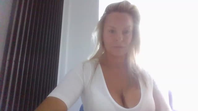 Gallery image thumbnail from Klo35's myfreecams stream on, 07/06/2023, 16:11 image 13 of 20