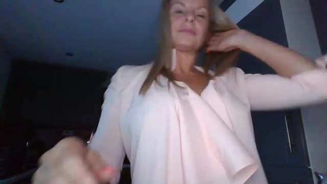 Gallery image thumbnail from Klo35's myfreecams stream on, 07/27/2023, 19:15 image 13 of 20