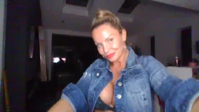 Gallery image thumbnail from Klo35's myfreecams stream on, 08/02/2023, 21:43 image 15 of 20