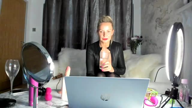 Gallery image thumbnail from Klo35's myfreecams stream on, 09/01/2023, 01:20 image 18 of 20