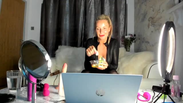 Gallery image thumbnail from Klo35's myfreecams stream on, 09/01/2023, 01:20 image 17 of 20