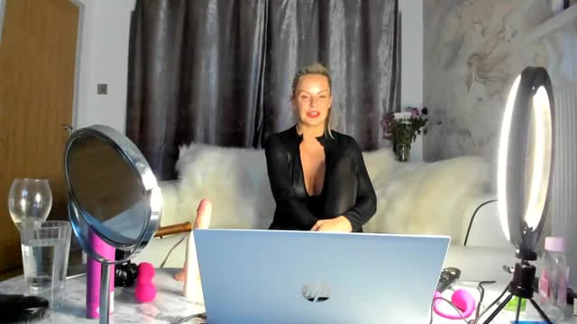 Gallery image thumbnail from Klo35's myfreecams stream on, 09/01/2023, 01:20 image 13 of 20