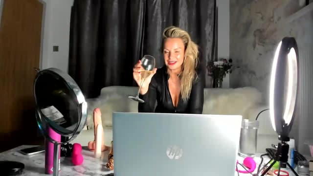Gallery image thumbnail from Klo35's myfreecams stream on, 09/01/2023, 02:35 image 2 of 20