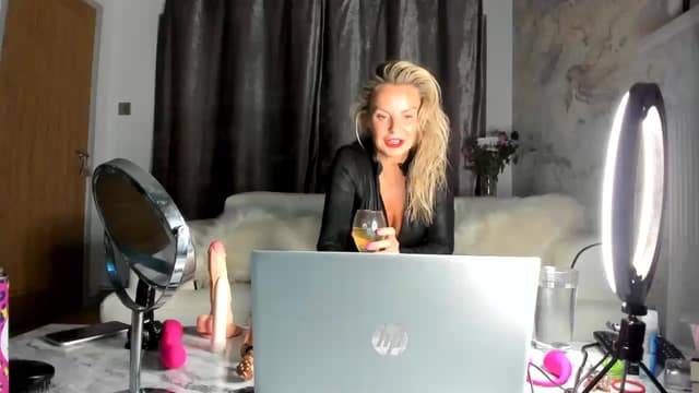 Gallery image thumbnail from Klo35's myfreecams stream on, 09/01/2023, 02:35 image 8 of 20